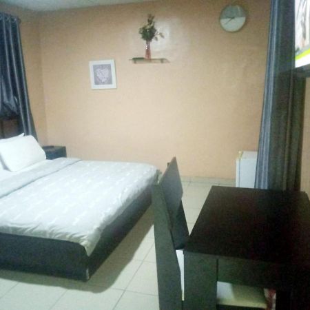 Staycation Suites And Apartment Lagos Extérieur photo