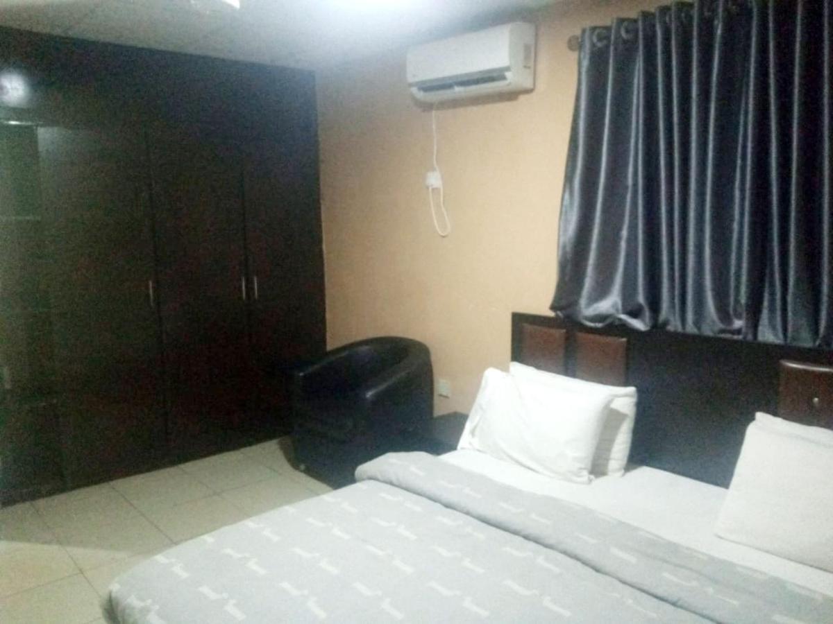 Staycation Suites And Apartment Lagos Extérieur photo