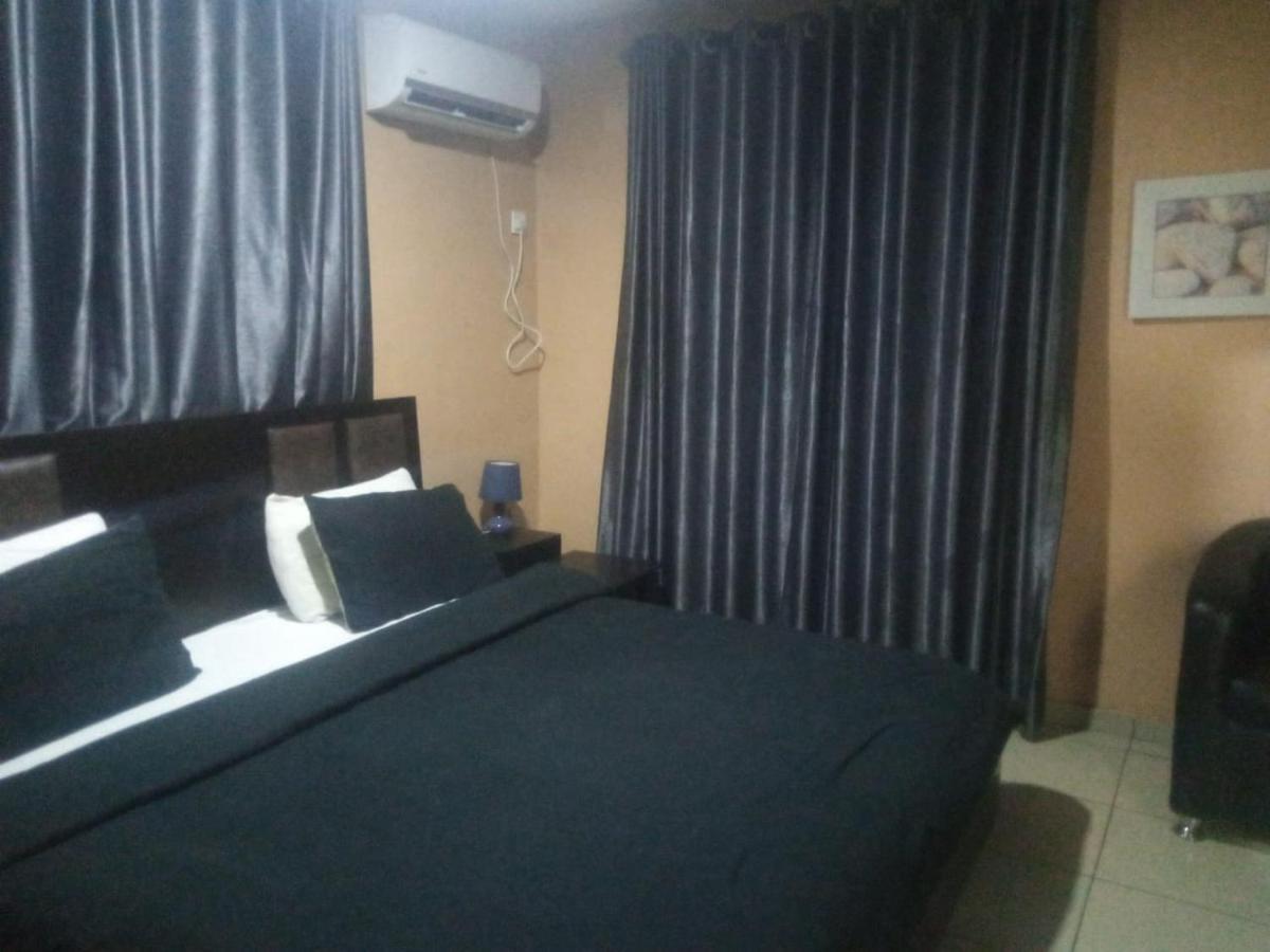Staycation Suites And Apartment Lagos Extérieur photo