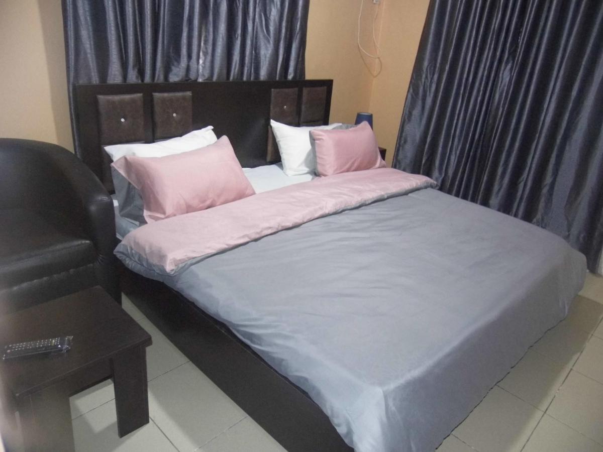 Staycation Suites And Apartment Lagos Extérieur photo