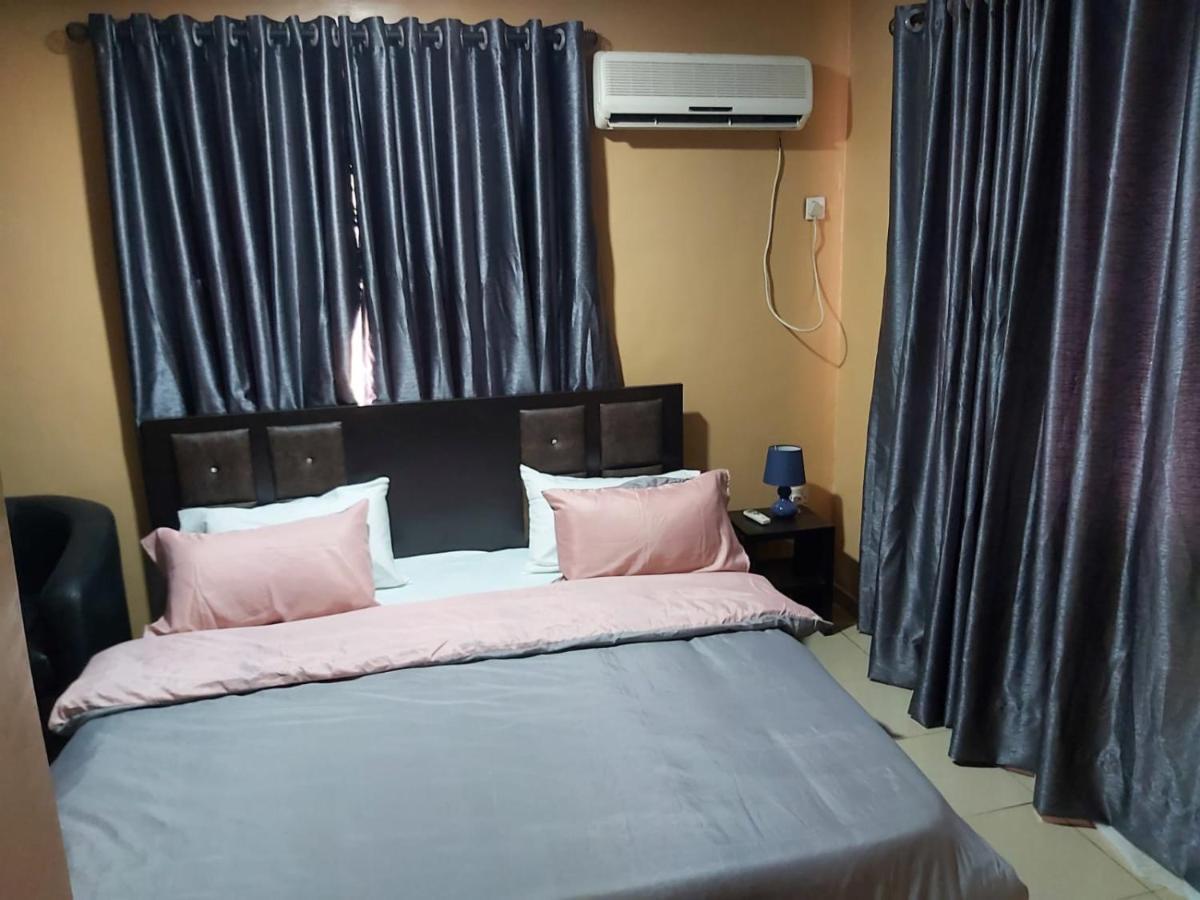 Staycation Suites And Apartment Lagos Extérieur photo